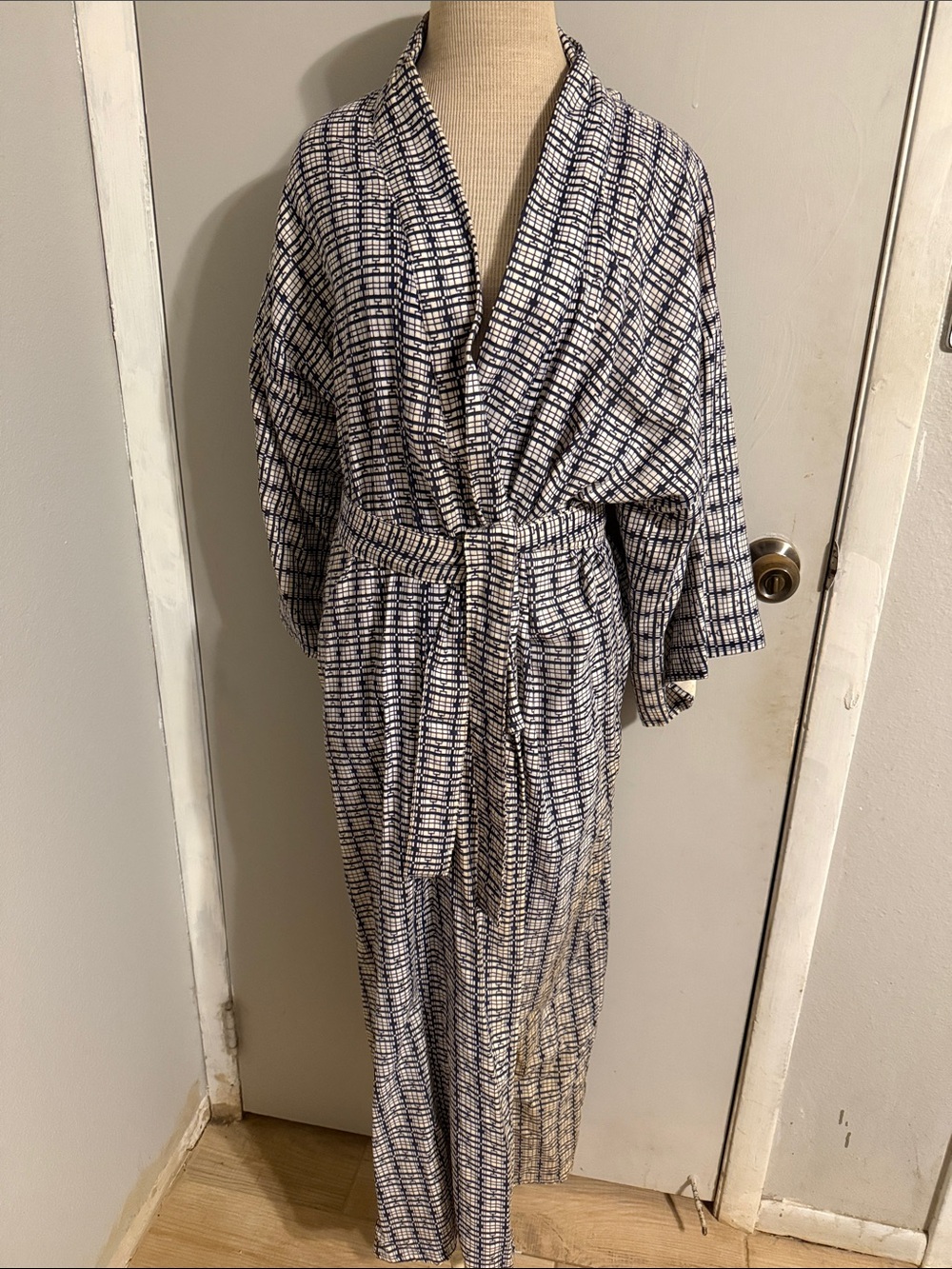 Classic Lightweight Kimono Robe in Navy and White